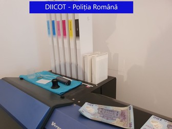 Aparatură performantă și materiale folosite de Radu Theodor Croitoriu pentru reproducerea bancnotei de 100 de lei. Foto: DIICOT