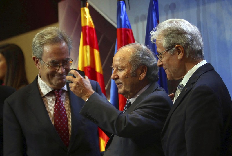 epa04475166 Former FC Barcelona president Josep Lluis Nunez (C) reacts after being decorated by FC Barcelona's Veterans Association during a celebration held as a tribute for FC Barcelona's veteran soccer players at Nou Camp stadium in Barcelona, north-eastern Spain, 03 November 2014. FC Barcelona players of the decade of the 40s and the ones who won the 'Five Cups' were honored. EPA/TONI ALBIR