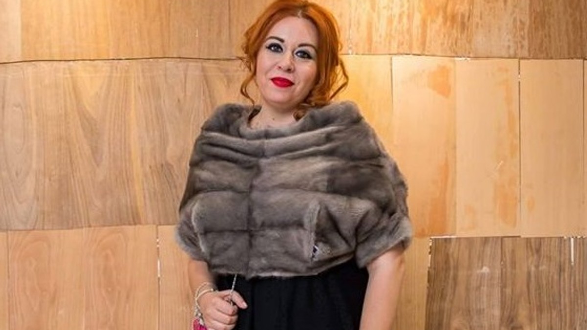 Oana Roman s-a îmbracat intr-o fusta scurta si a participăat la un eveniment, unde a atras toate privirile