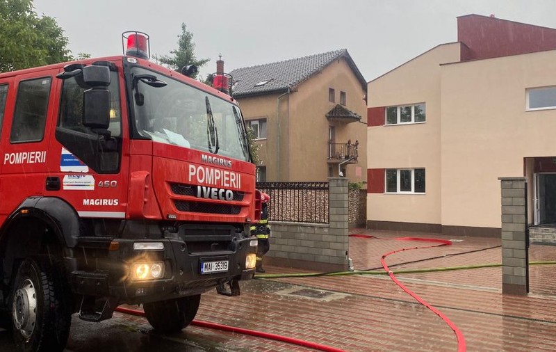 Incendiu la o policlinică privată din Arad. Pompierii nu exclud să fi fost provocat de un fulger