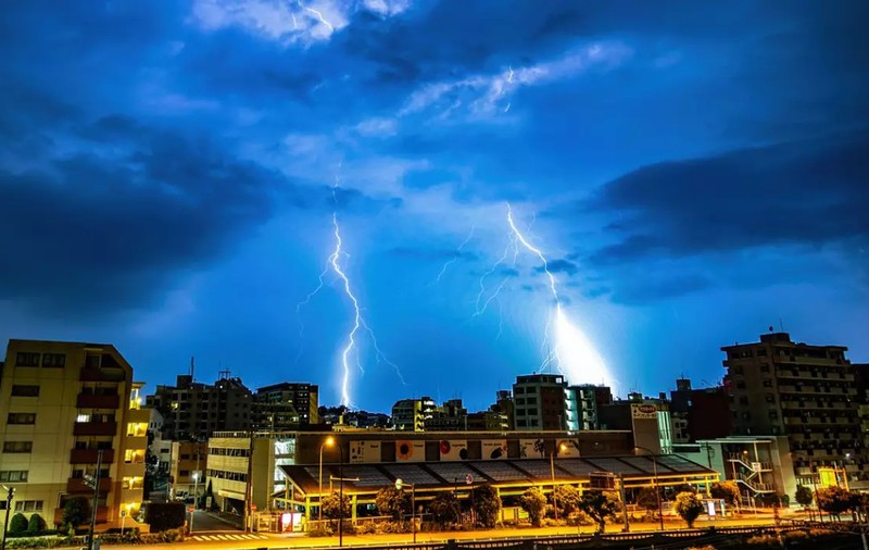 Caniculă, furtuni, ploi torențiale și grindină. Harta județelor aflate sub avertizări meteo ANM de vreme extremă