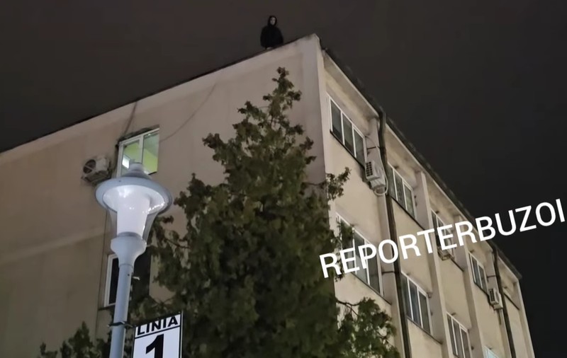 Un bărbat din Buzău ameninţă că se aruncă de pe o clădire cu trei etaje