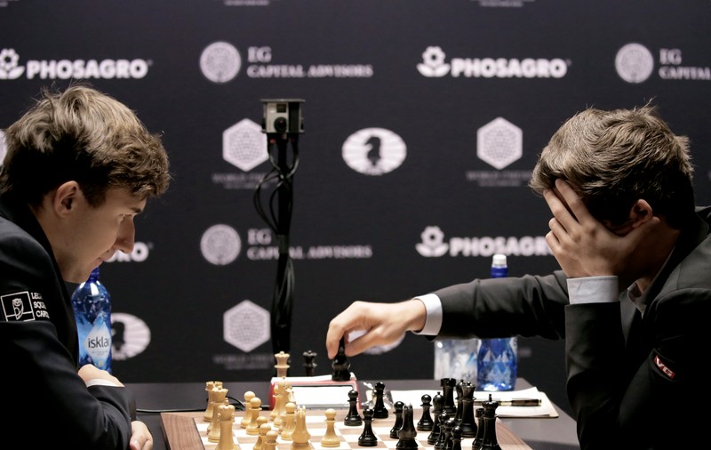 Remiză în partida a doua a meciului pentru titlul mondial la șah dintre Magnus Carlsen și Serghei Kariakin