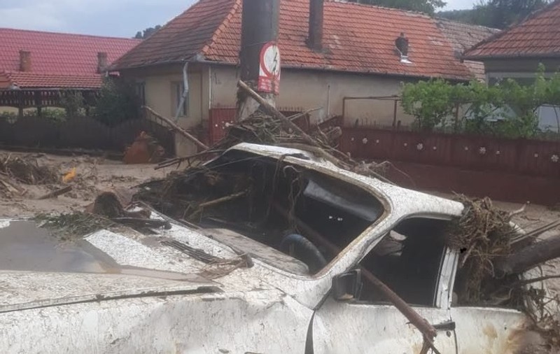 Gospodării și drumuri inundate, mașini luate de viituri și oameni evacuați, după o rupere de nori în Alba