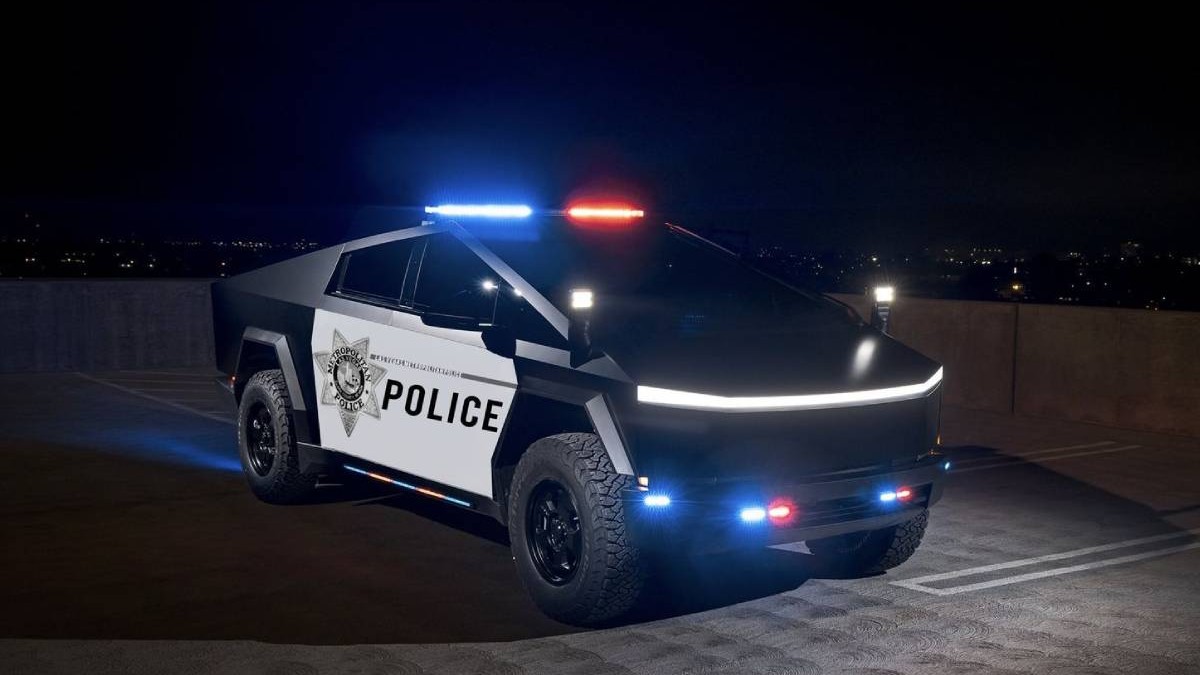 masina de politie testla cybertruck cu sirenele aprinse