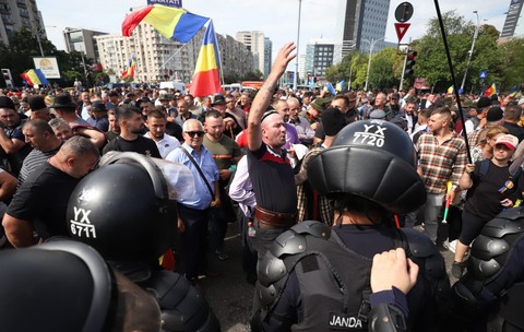 Îmbrâmceli la protestul fermierilor în Piața Victoriei, jandarmii au folosit gaze lacrimogene