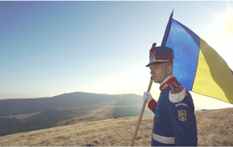 Jandarmul care a cântat imnul pe munte s-a îmbolnăvit de COVID. „Am crezut că am răcit când am cărat pianul”