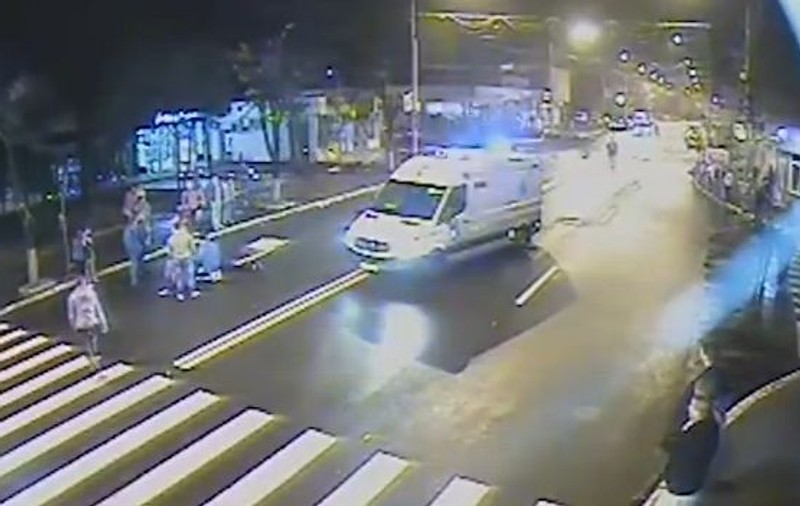 VIDEO TERIFIANT! O maşină S-A FĂCUT PRAF, pasagerii, ÎMPRĂŞTIAŢI PE ŞOSEA