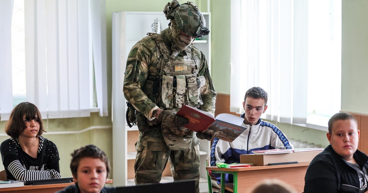 Un soldat din Garda Națională Rusă într-o școală din Kurahove, regiunea Donețk Foto: Profimedia