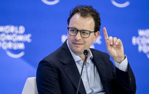 Dario Amodei în costum la World Economic Forum