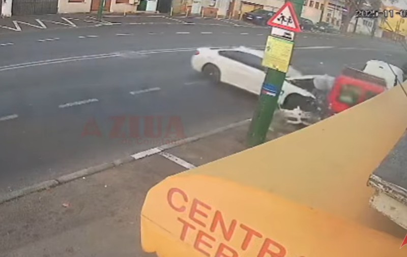 Un tânăr polițist s-a urcat beat la volan, a izbit o mașină în care erau trei femei și a fugit de la locul faptei, în Constanța | VIDEO