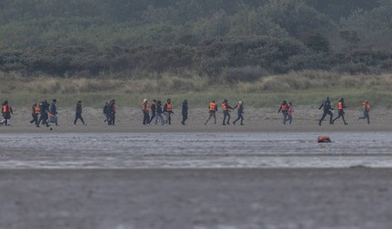 Camioanele sunt verificate pentru pasageri clandestini în Calais și apoi pre-autorizate pentru intrarea în Marea Britanie. Foto: Profimedia