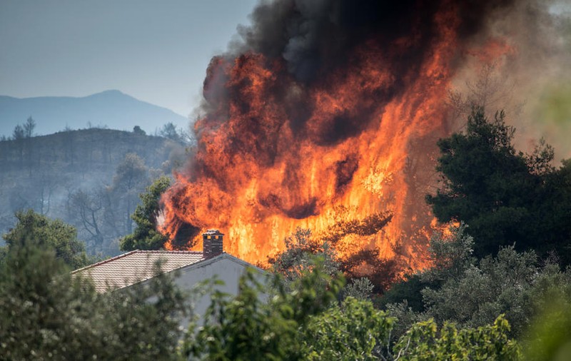 MAE îi avertizează pe români că în mai multe zone turistice din Grecia există risc de incendii de vegetaţie, inclusiv în Creta și Thassos
