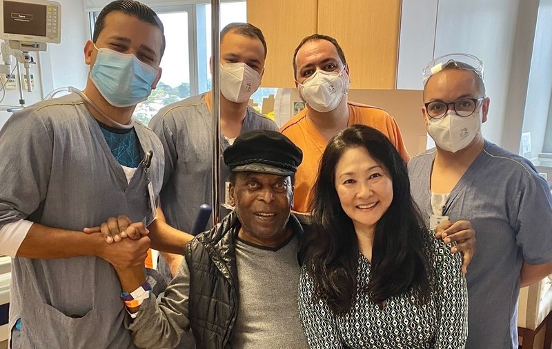 Pele a fost externat la aproape o lună după  operația de tumoră la colon. „În ultimele zile am fost cu pumnul în aer de mai multe ori decât de obicei”