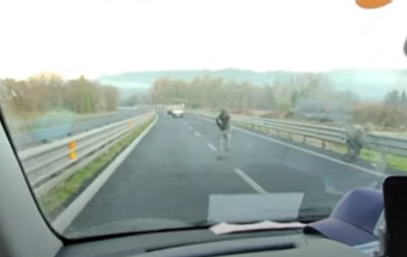 Patru milioane de euro furați ca-n filme din două mașini bilndate, de un comando înarmat cu puști Kalașnikov, pe o autostradă din Italia / VIDEO