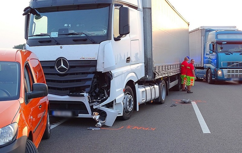 Un șofer român de TIR a ucis un al camionagiu, care coborâse din cabină ca să ajute un coleg, pe o autostradă din Ungaria