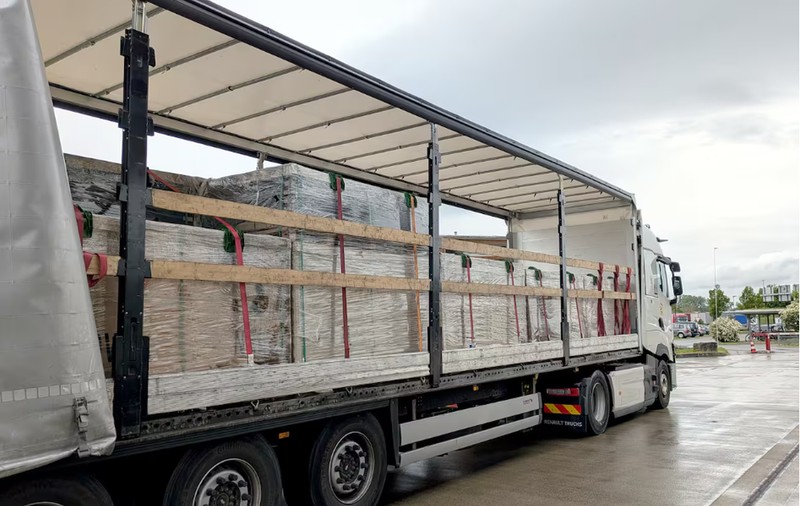 Un șofer de TIR a fost prins la vamă cu o „donație” de 355 de panouri fotovoltaice, care costau doar 125 de euro