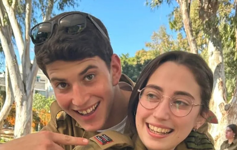Netta, un tânăr israelian de origine canadiană, s-a aruncat peste grenadă pentru a-și salva iubita, la Kfar Aza. Tânăra a supraviețuit