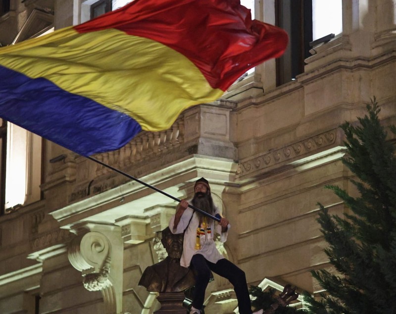 Manifestanții pro-Georgescu, violențe în fața sediului BEC. Un jandarm a fost rănit, s-au folosit gaze lacrimogene