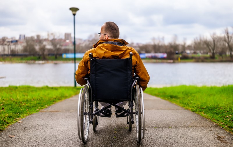 Pensionar din Galați, tatăl unui adult cu handicap, obligat să plătească taxe uriașe fără reducere și umilit: „De ce mi-l mai aduci și pe ăsta?”