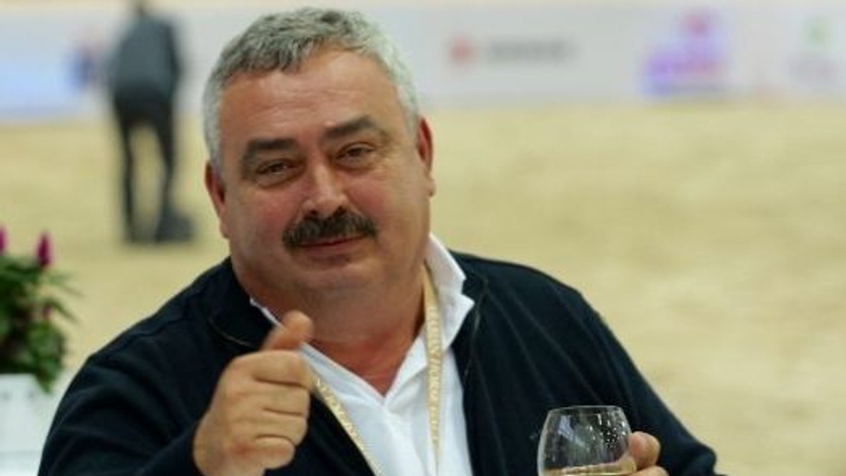 Nașul fiului lui Liviu Dragnea a fost trimis în judecată de DNA. Sorin Paul Stănescu, cu mustață, la un eveniment... e cu un pahar de vin în mână