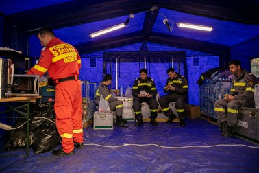 În corturile din curtea bazei au fost depozitate proviziile echipei