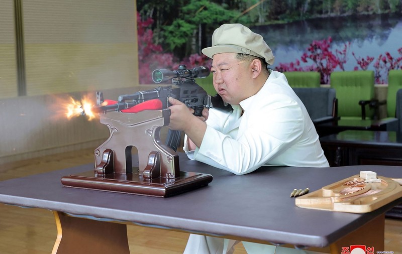 Kim Jong Un, fotografiat când trage cu arma. Liderul nord-coreean, în inspecție la fabricile de armament