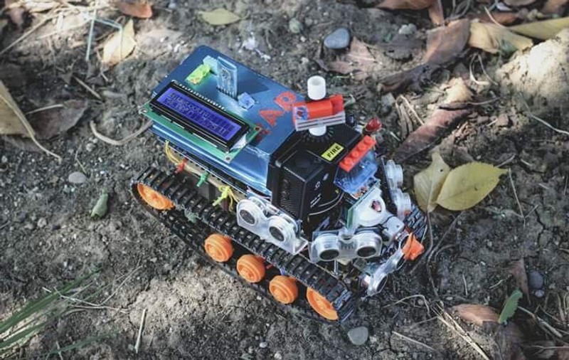 REPORTAJ | Daniel Ursu, adolescentul din Vrancea care construiește roboți pentru pompieri: "Când eram mic desfăceam jucăriile și făceam diverse chestii din ele"