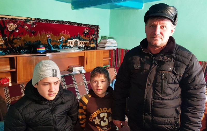 Lecția de voință a doi copii părăsiți de mamă pentru trei țigări. Iulian e olimpic și visează la o carieră militară, iar Alexandru vrea să ajungă Messi / FOTO
