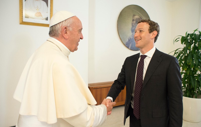 Mark Zuckerberg, în vizită la Papa Francisc. Ce cadou i-a făcut Suveranului Pontif