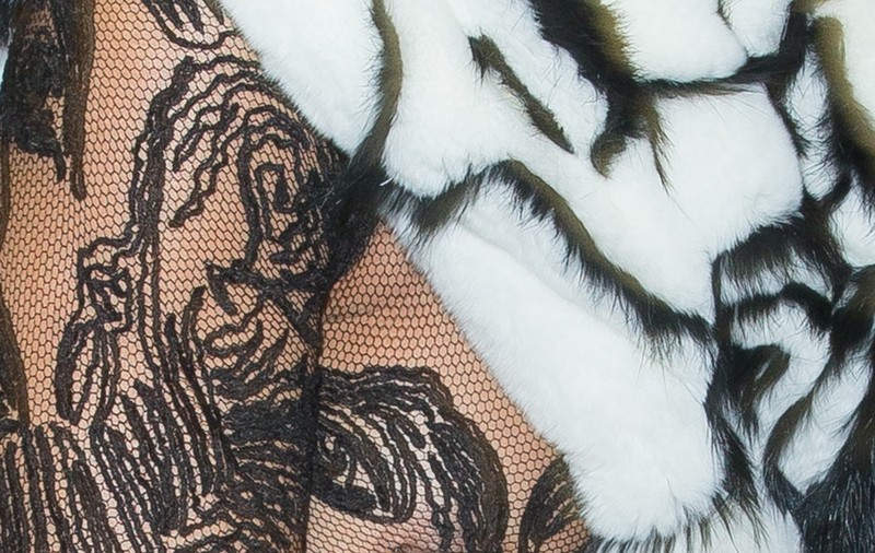 TOT MAI DEZMĂŢATĂ! Rihanna şi-a arătat SFÂRCURILE LA UN EVENIMENT! GALERIE FOTO