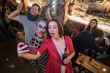 Magda în barul Las Cuevas de Los Rajahs în Barcelona la un spectacol Drag Queen. Ianuarie, 2019