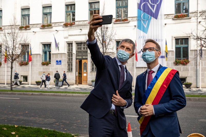 Dominic Fritz şi Dan Barna îşi fac un selfie în faţa primăriei