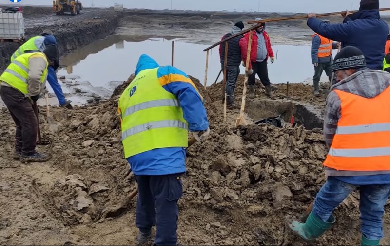Mormânt vechi de 1.500 de ani, în care erau îngropați un războinic și calul său, descoperit pe șantierul Autostrăzii A7 | VIDEO