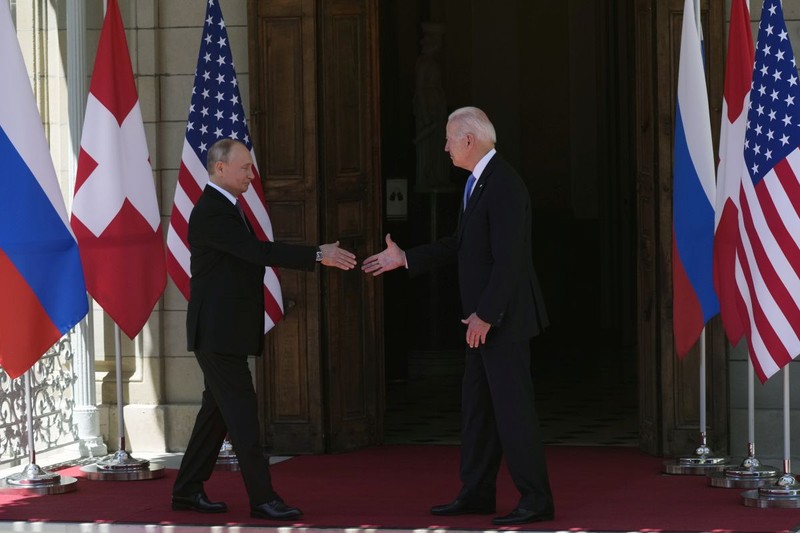 Vladimir Putin și Joe Biden, la debutul summitului de la Geneva FOTO: EPA