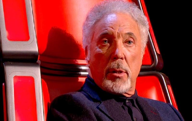 Oare A LUAT-O RAZNA? CE A PUS LA CALE celebrul Tom Jones este INCREDIBIL