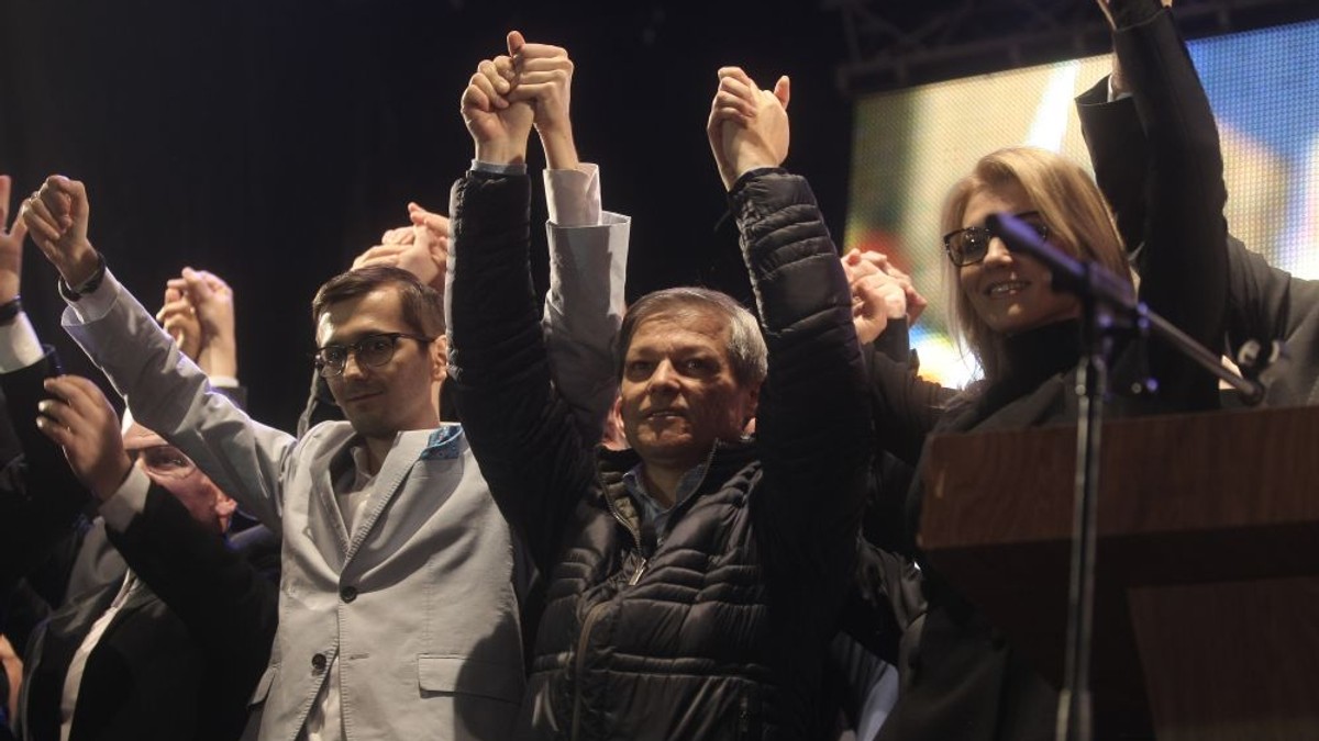 Cioloș votează și cu PNL și cu USR