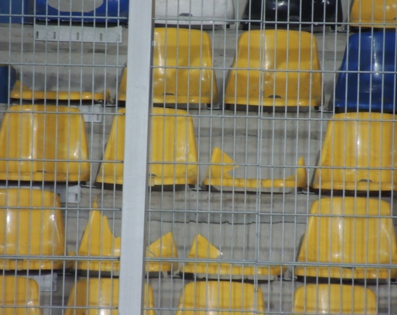 Petrolul-Steaua s-a lăsat cu urmări şi pe stadion. Fanii campioanei au distrus 281 de scaune 