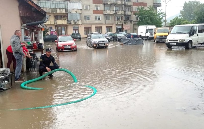 Urmările codului roșu de ploi torențiale: case inundate, drumuri blocate și copaci căzuți pe șosea
