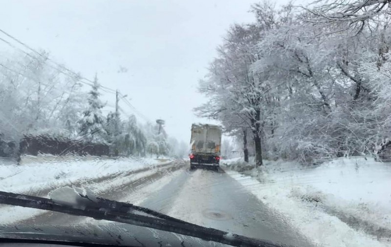 Drumuri blocate din cauza zăpezii, în Botoșani. Județul e sub cod galben de ninsoare