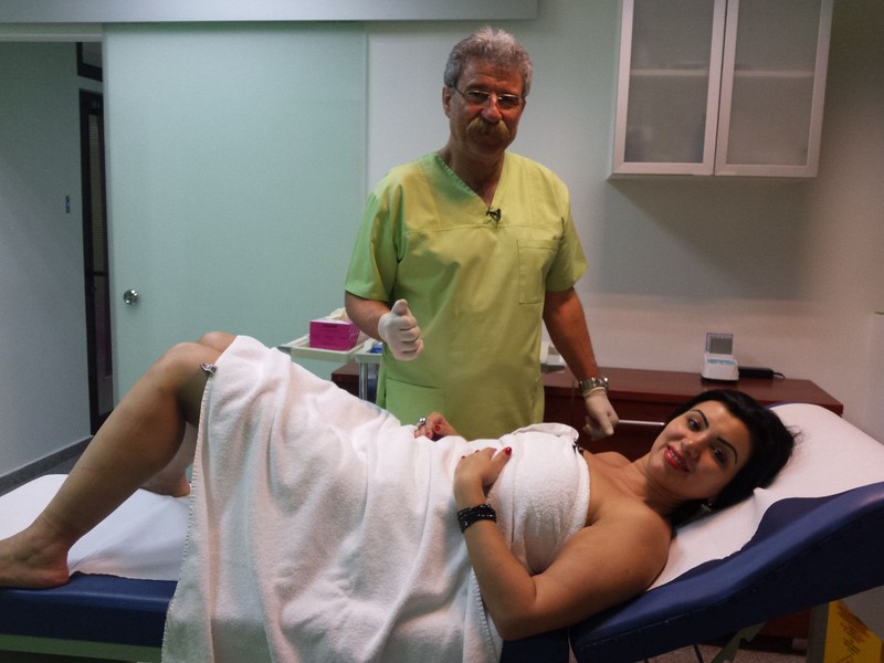 Adriana bahmuțeanu, acoperită doar de un prosop, pe patul medicului care a operat-o recent