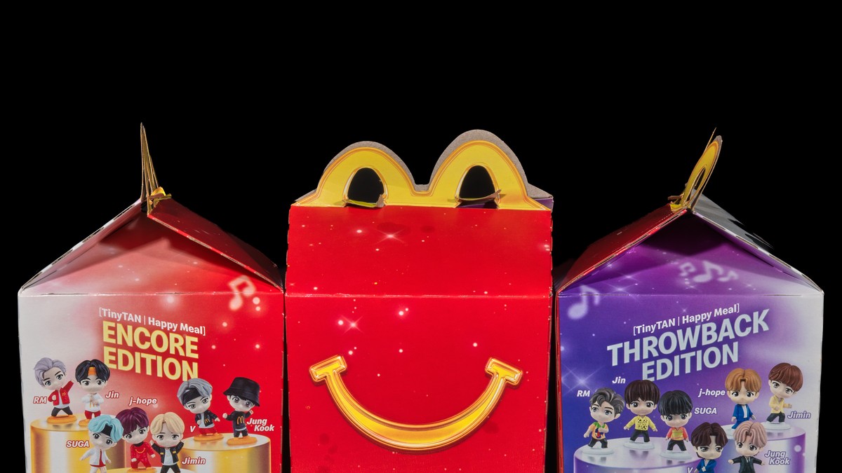 Un meniu Happy Meal, în mijloc