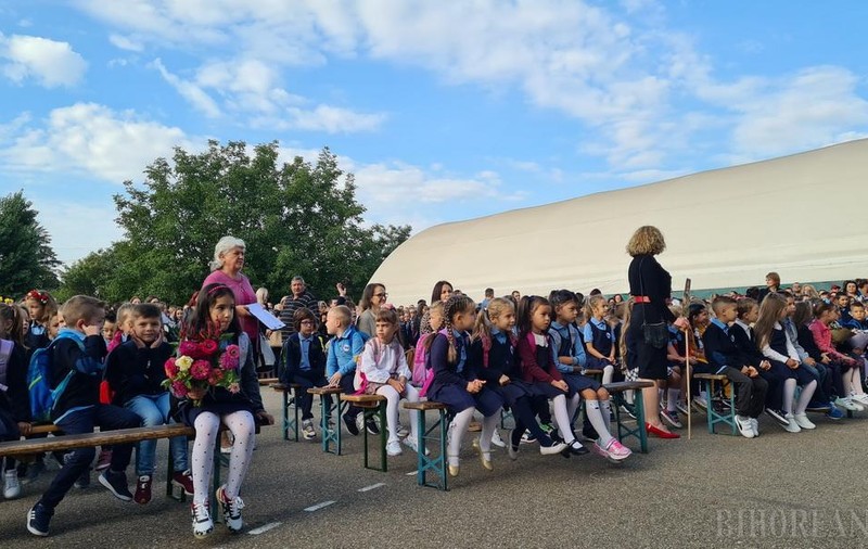 La o școală din Oradea, anul școlar a început cu un moment simbolic de reculegere. Ce îi nemulțumește pe profesori și pe părinți