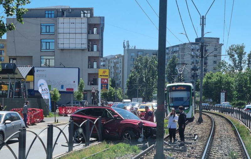 Linia tramvaiului 41 din București, blocată 85 de minute pe Șoseaua Virtuții după un accident. O mașină Hyundai Tucson a intrat pe șine