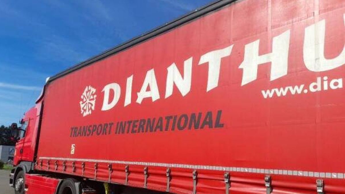 Camionul roșu cu numere de înmatriculare românești este încă parcat într-o parcare de la intrarea în Connerré