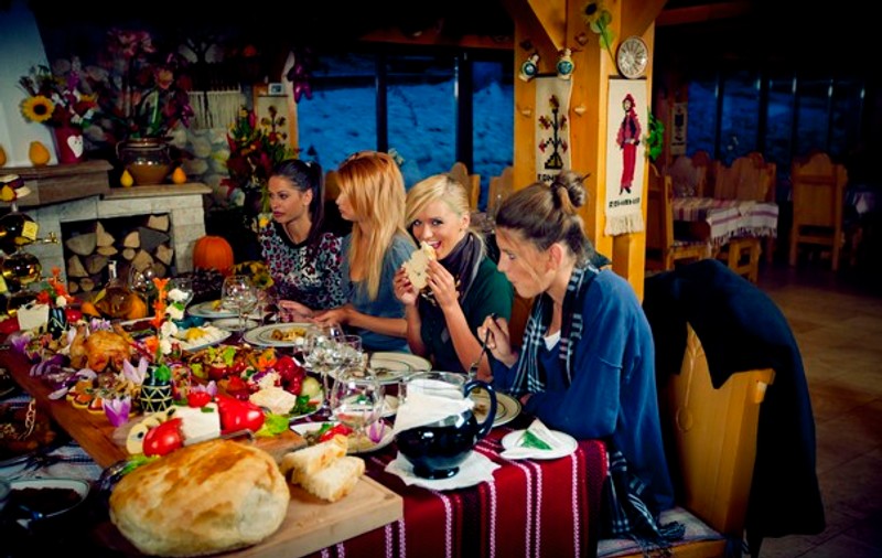 Foto | Cătălin Botezatu vrea să le îngrașe pe concurentele de la "Next Top Model"?