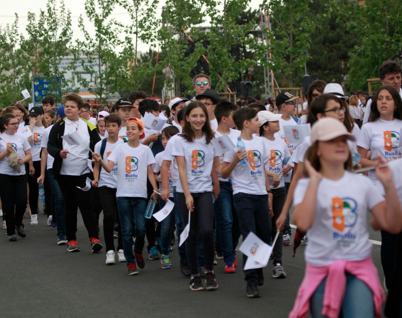 FOTOREPORTAJ: Peste 10.000 de oameni, la Buzău, de Ziua Eroilor. Jumătate au fost elevi aduși de profesori