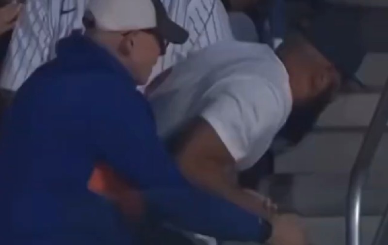 Un fan al echipei Mets, surprins furând un suvenir din mâinile unui suporter în vârstă, stârnește indignare pe rețelele sociale  | VIDEO