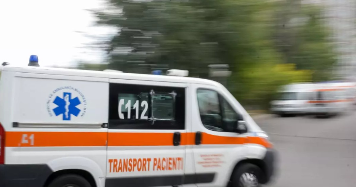 În imagine este ilustrată o ambulanță în timpul unei misiuni
