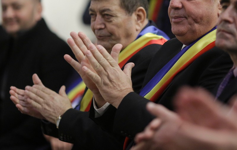 Primarii și pensiile speciale - banii, viața și DNA. ”Primarul e cel mai deștept pe Pământ”